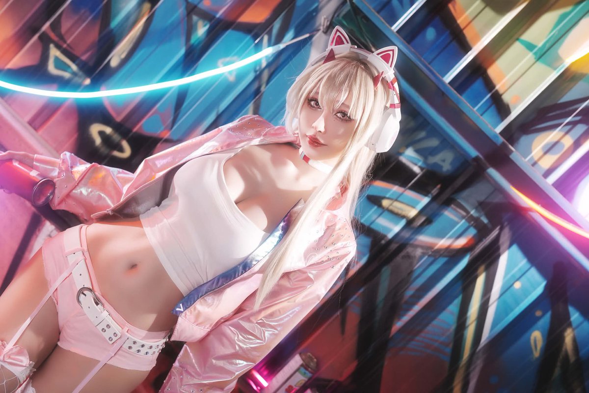 smilecutty's tweet image. 將街道染上色彩的噴漆聲
以及危險又迷人的剪影
她帶著屬於自己的色彩，再次回來了。

#妮姬 #NIKKE 
#毒蛇 #viper #Cosplay