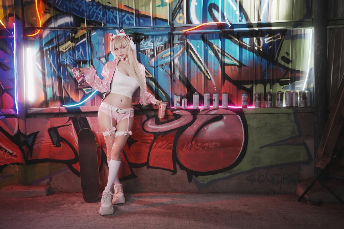 smilecutty's tweet image. 將街道染上色彩的噴漆聲
以及危險又迷人的剪影
她帶著屬於自己的色彩，再次回來了。

#妮姬 #NIKKE 
#毒蛇 #viper #Cosplay