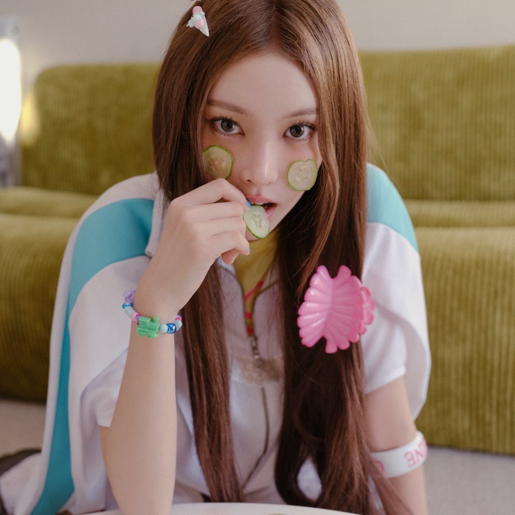 vinegarilit's tweet photo. 노윤아 이 컨포 둘다 아이라인 하나 없는데
타고난 눈꼬리 하나로 분위기 내는거 
이목구비 재능충이니까 가능한거죠 https://t.co/spEnwz0hLy