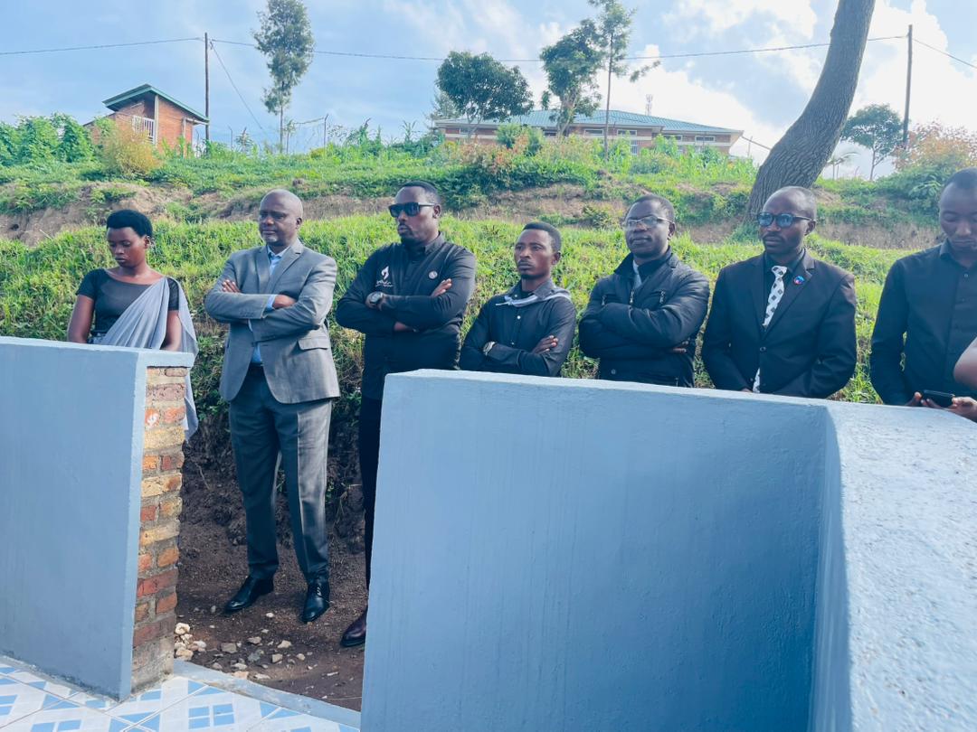 Bonezasector's tweet photo. 2/3 
#Kwibuka32;
Hatangijwe no gushyira indabo ku mva ishyinguyemo imibiri y'abazize Jenoside yakorewe abatutsi ku rwibutso rwa Jenoside rwa Kinunu.
Aho, umuyobozi w'umurenge, yifatanyije na komite ya ibuka mu murenge, perezida w'inama njyanama ku murenge, n'abashinzwe umutekano. https://t.co/8sq8d1GEM1