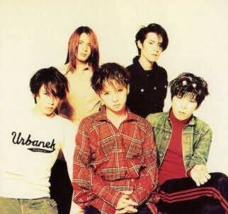 vk_junk's tweet photo. 昔のV系シーンは地元外でライブする時は割と本気で敵地に乗り込む感覚だったんだろうか？演奏だけで無く戦闘スキルも必須の空気感を確かに感じる。

そして、いつからV系で笑顔は解禁されたのだろうか？SOPHIAですら初期は殆ど笑ってなどいなかったしSHAZNAも途中からだった様な… https://t.co/v8zOu43uN3