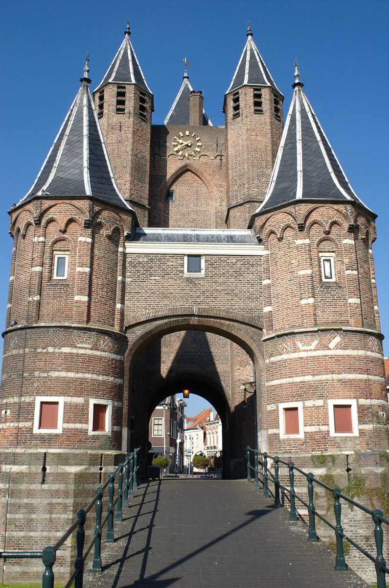 Educo_gratis's tweet image. El Amsterdamse Poort es la última puerta superviviente de las murallas de Haarlem, en #Holanda 

Hubo proyectos de demolición para  favorecer la construcción de un puente en 1865. Afortunadamente el dinero se agotó y el ayuntamiento debió conformarse con rehabilitarla.