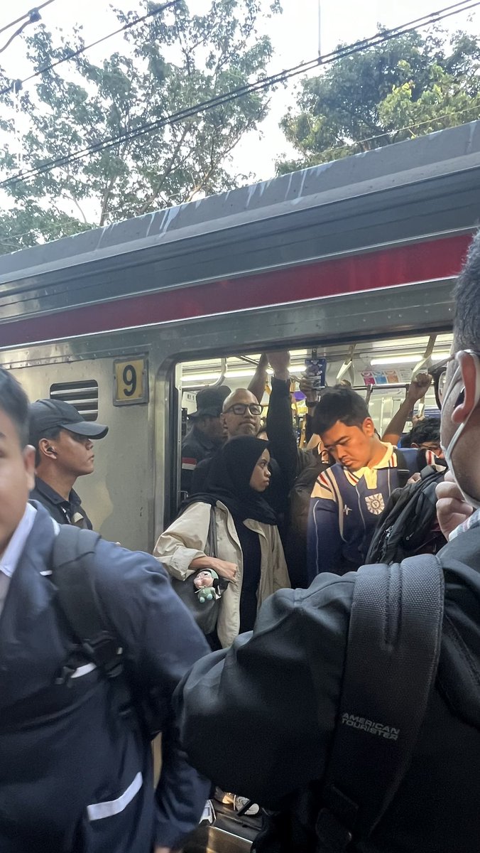 baryeri's tweet photo. Salut sih sama seorang Marchell Siahaan naik krl di hari kerja, jam pulang kantor. Ini sekitar jam 16:55 an, di stasiun palmerah. Cukup kaget pas pintu krl ngebuka ada penyanyi papan atas 🤣🫡 https://t.co/fzLLXWcJCJ