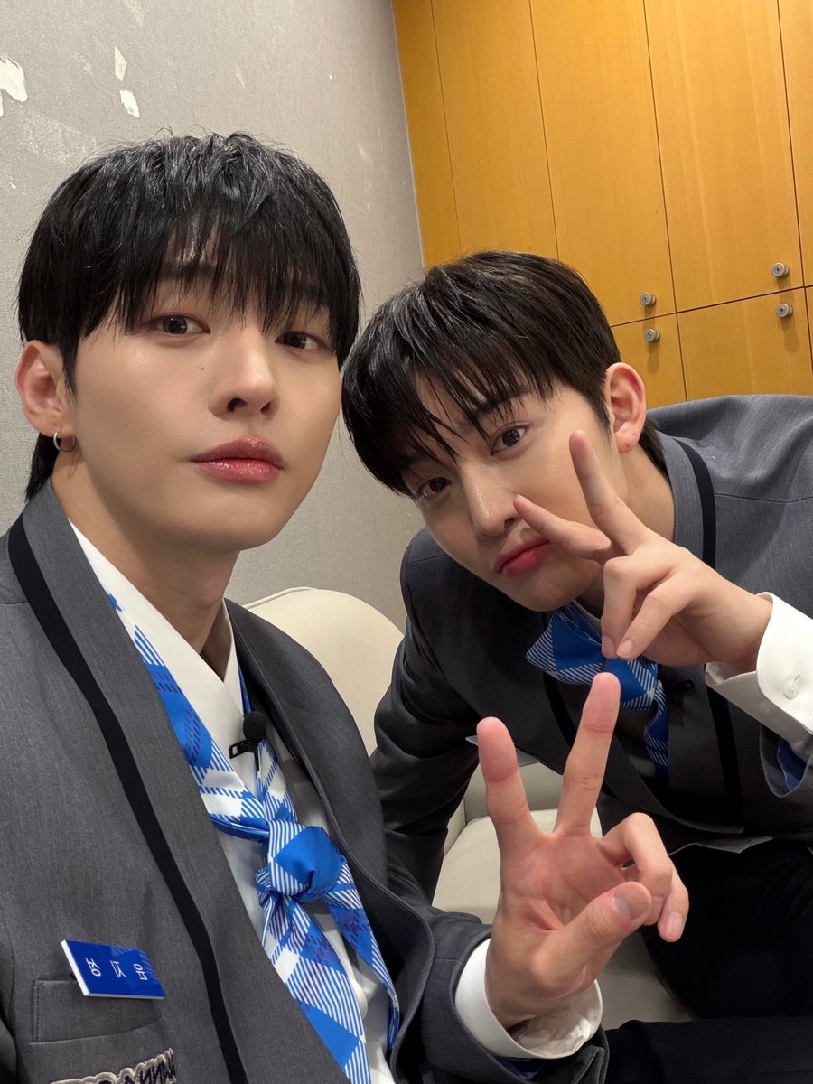 Jisung shared another photo with Jinyoung! 🩵