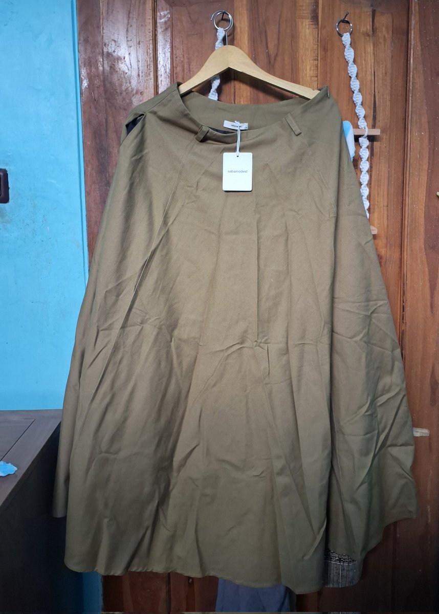 imyermess's tweet photo. 8. Preloved Sabamodest flare maxi skirt

brand new, masih ada hangtag-nya
agak kusut, karena aku lipatnya nggak bener 🙂 nati aku setrikain

Warna: golden olive
Size: L
Rp250.000 https://t.co/79nlw6a9aM