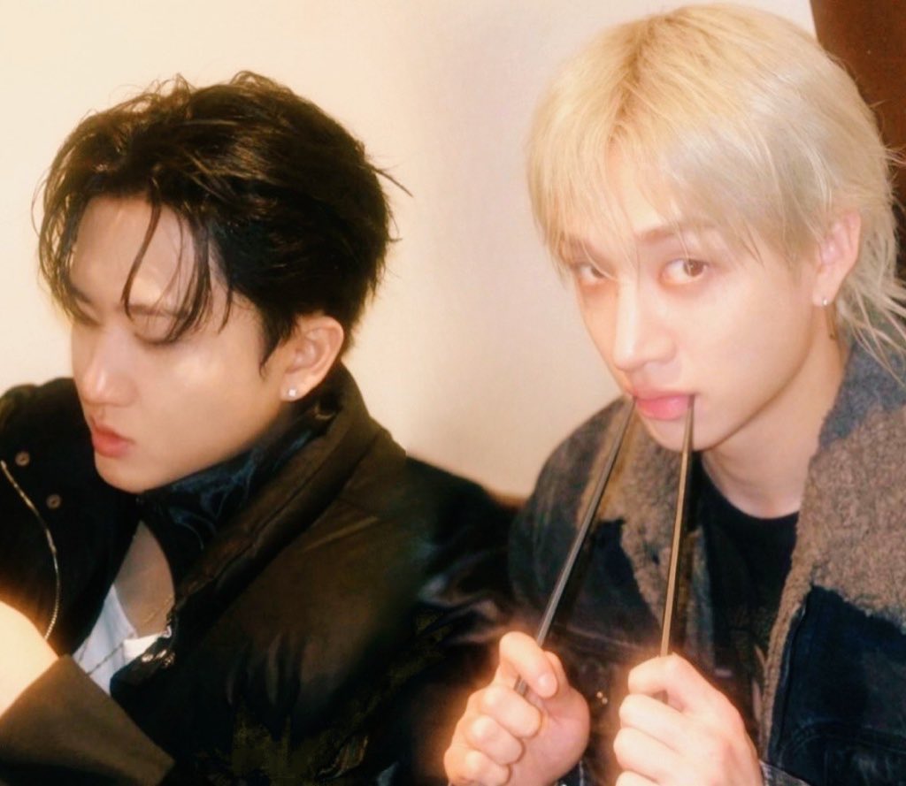 straytomykids's tweet photo. your biases face card vs yours 🐈‍⬛🖤 https://t.co/lyGVANMYac
