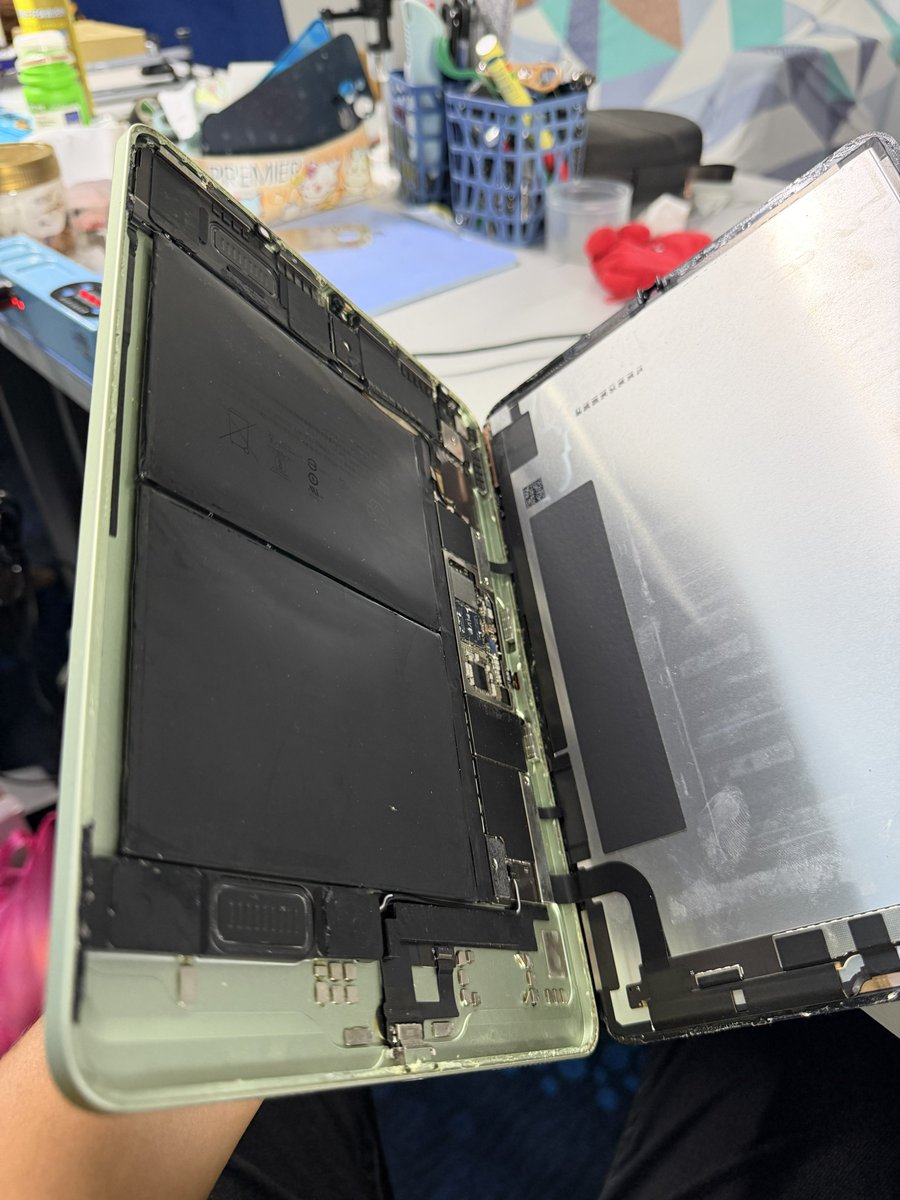 annazrulan's tweet image. Ipad Air 4 bateri dah start kembung ke? Ramai dah kes yang sama aku tengok. Hati hati kowrunk.