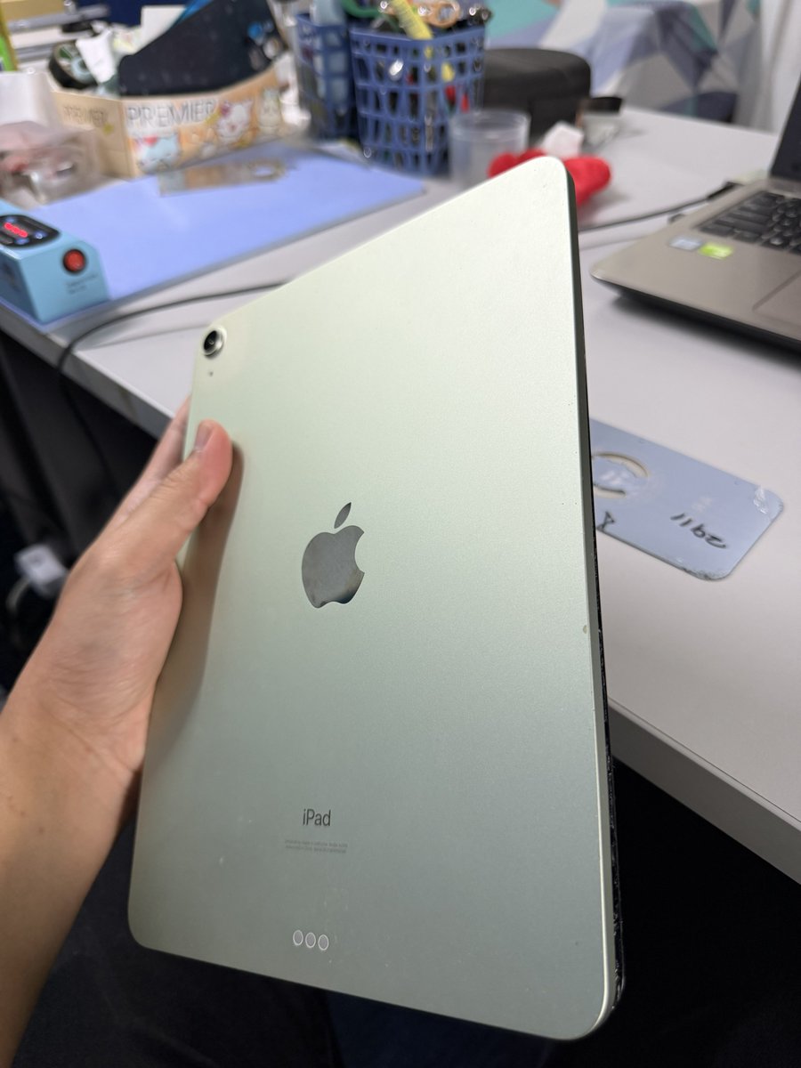 annazrulan's tweet image. Ipad Air 4 bateri dah start kembung ke? Ramai dah kes yang sama aku tengok. Hati hati kowrunk.