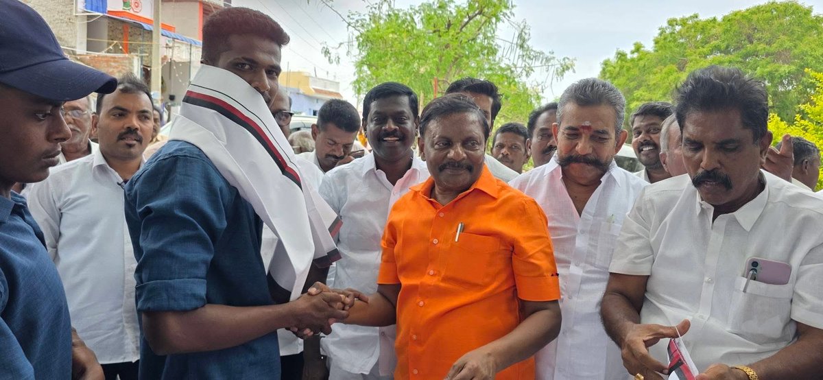 தென்காசி சட்டமன்றத் தொகுதி கீழப்பாவூர் மேற்கு ஒன்றியம் ராஜபாண்டியில் அமமுக மற்றும் அதிமுக வை சேர்ந்த நூற்றுக்கும் மேற்பட்டவர்கள்,கழக அமைப்பு இணைச்செயலாளர் அண்ணன் அன்பகம் கலை அவர்கள் முன்னிலையில் திமுகவில் இணைந்தனர்..