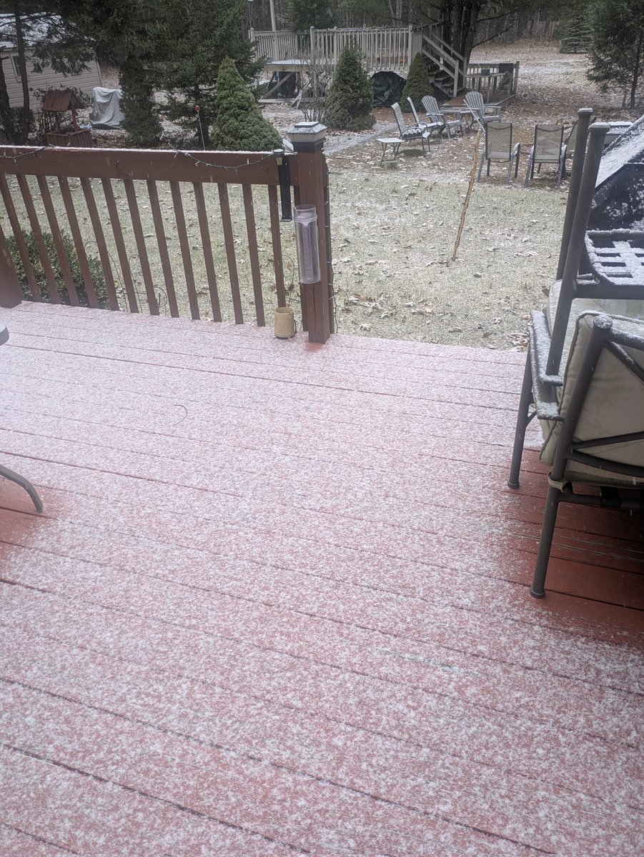 WayUpNorthEast's tweet photo. @Met_CindyFitz Dusting here in Brookline, NH.  HL 538... https://t.co/x4egdMUpgX