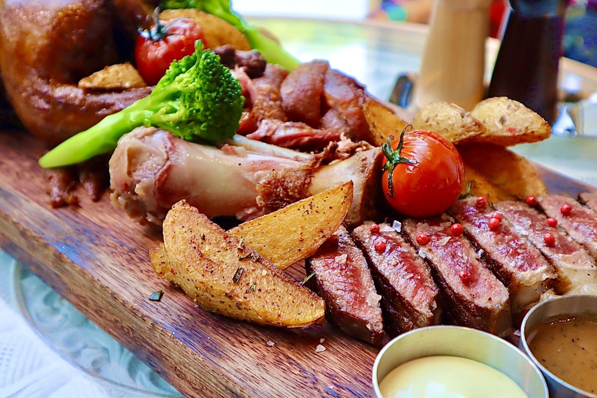 JimmjoJordan's tweet image. " Christmas Feast Alert!  Creamy Mushroom Soup, Roast Turkey with Cranberry Glaze u0026 Gingerbread Latte. Limited stock—grab yours before it’s gone!  #FestiveBites #HolidayJoy"