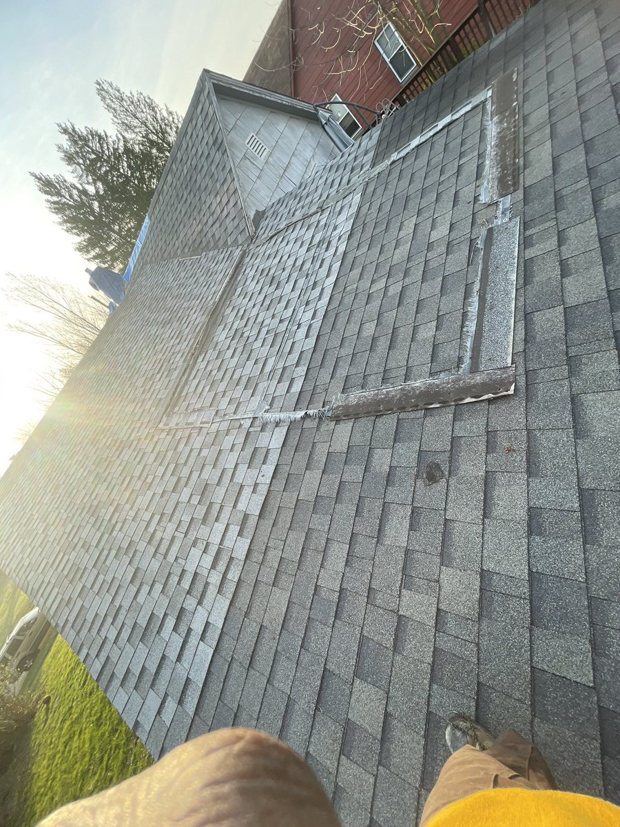 JacksonsConstr1's tweet photo. We’re out here installing a clean, durable metal roofing system built to last for decades 💪

If you’ve been thinking about upgrading your roof — this is your sign. Metal roofs don’t just look sharp… they:
✔️ Last 40–70 years
✔️ Handle harsh weather (snow, rain, wind) https://t.co/NP41CenVpB