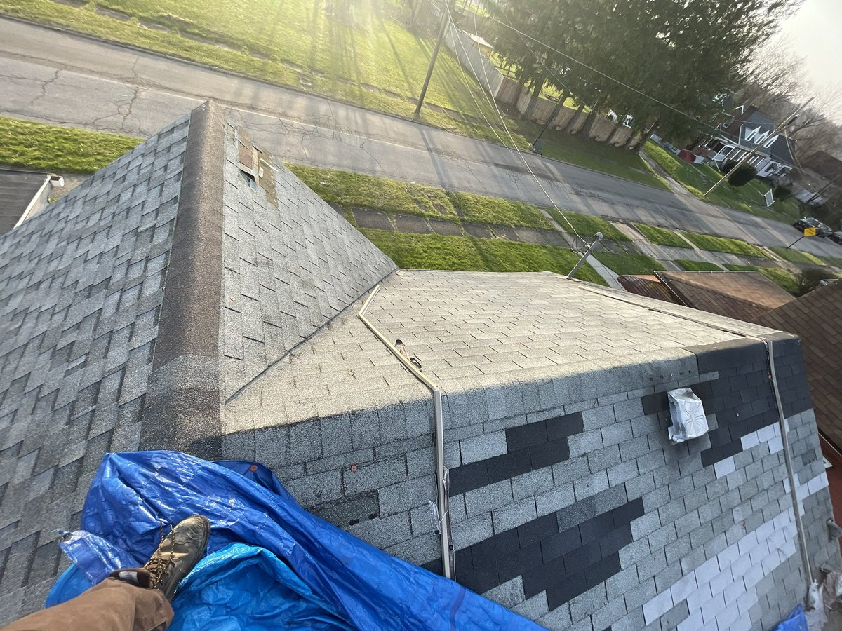 JacksonsConstr1's tweet photo. We’re out here installing a clean, durable metal roofing system built to last for decades 💪

If you’ve been thinking about upgrading your roof — this is your sign. Metal roofs don’t just look sharp… they:
✔️ Last 40–70 years
✔️ Handle harsh weather (snow, rain, wind) https://t.co/NP41CenVpB