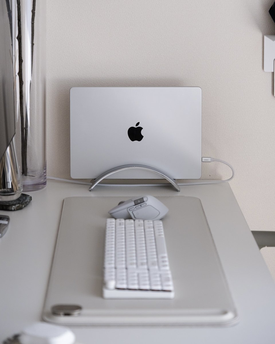 harushika47's tweet image. これまでMacBook Proを壁に立てかけてたんだけど、電動昇降デスクにしたからスタンドを買った。Twelve Southの BookArc。