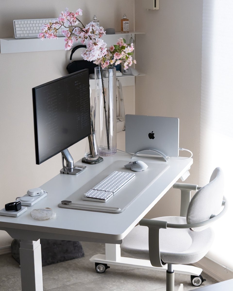 harushika47's tweet image. これまでMacBook Proを壁に立てかけてたんだけど、電動昇降デスクにしたからスタンドを買った。Twelve Southの BookArc。