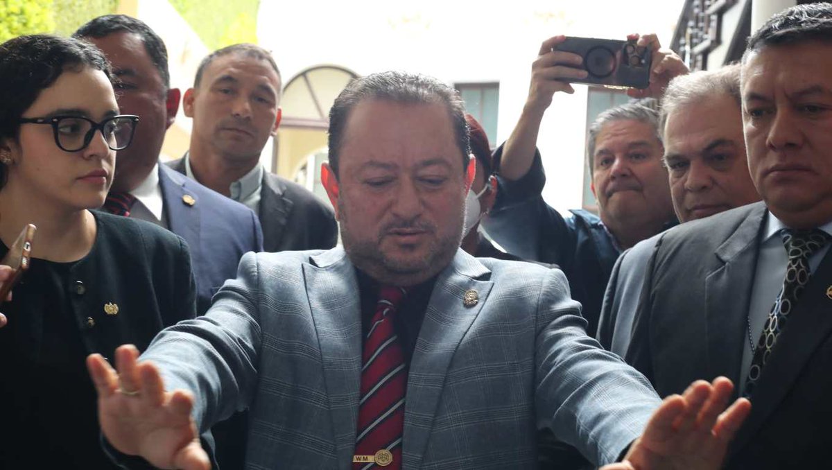 VicenteCarrera_'s tweet photo. Guatemalteco: la @USAC_oficial, nuestra única universidad pública, no puede seguir en manos de quien llegó por fraude y ahora maniobra para imponer otro. Excluye opositores, coopta la autonomía y roba el futuro de nuestros jóvenes. ¡#USACLibre! #WalterFraudeMazariegos
@UCLCGt https://t.co/M0qWGb4AZ9
