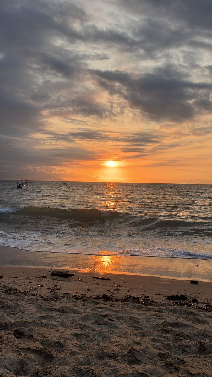 barepages's tweet photo. Not so perfect timing.

A beach trip doesn’t go as planned, but Dustin’s quiet care shows Bianca that even imperfect moments can feel like love.

#Dustbia https://t.co/roXTzaRHBH