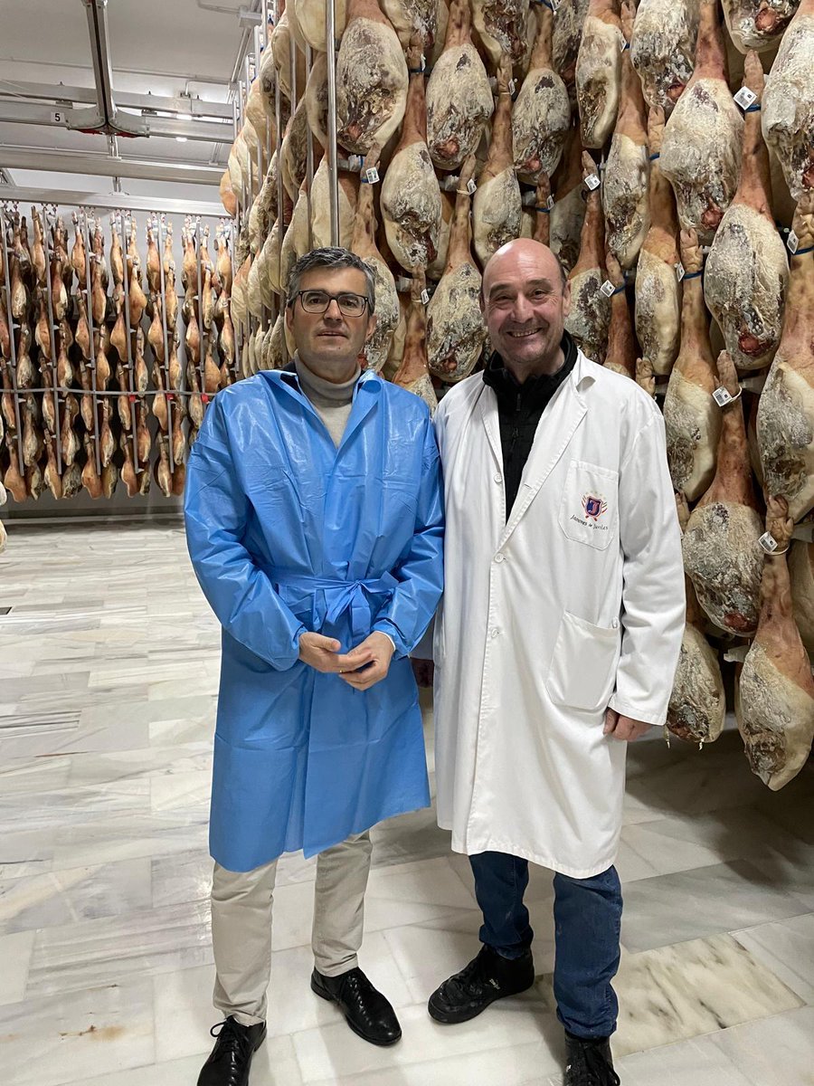 JuntaGranada's tweet photo. El delegado de @EmpleoJunta @javinarila visita varios proyectos en el municipio de Juviles para conocer el desarrollo del programa Activa T Joven 
➡️ Un telar artesano local, ejemplo de oficios tradicionales que impulsan el empleo.  
➡️ Jamones Abuxarra y Jamones Juviles https://t.co/jQKIssC0OP
