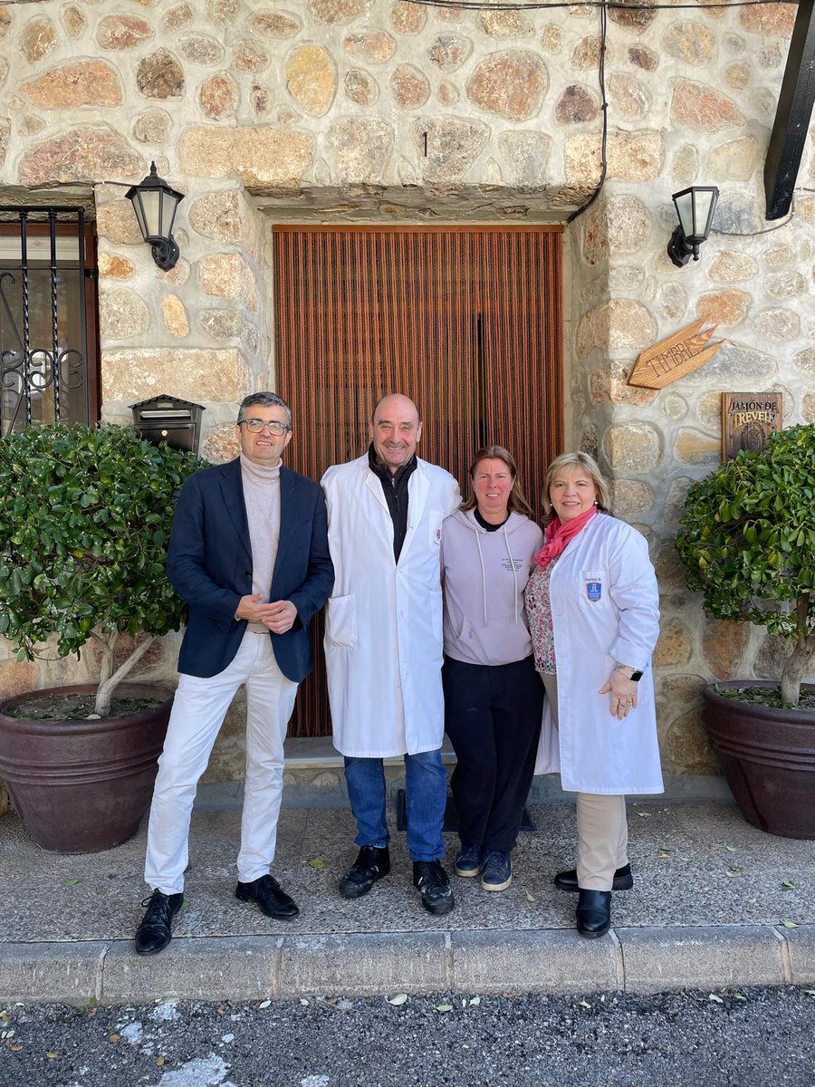 JuntaGranada's tweet photo. El delegado de @EmpleoJunta @javinarila visita varios proyectos en el municipio de Juviles para conocer el desarrollo del programa Activa T Joven 
➡️ Un telar artesano local, ejemplo de oficios tradicionales que impulsan el empleo.  
➡️ Jamones Abuxarra y Jamones Juviles https://t.co/jQKIssC0OP
