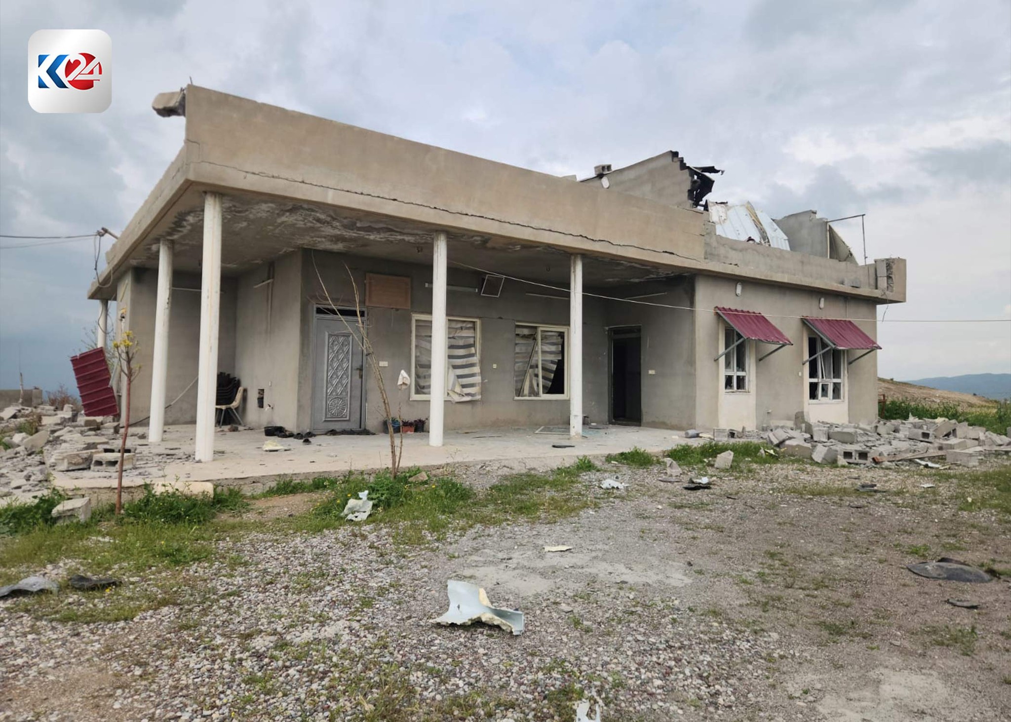 بالصور | آثار الاستهداف الغادر بطائرة مسيرة على منزل مواطن في قرية 