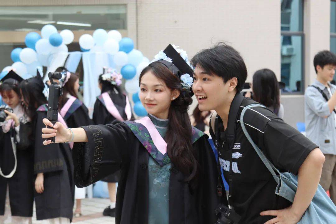 KMolina48694's tweet photo. 夏风裹着论文香，学士帽抛向蓝天时，才懂“毕业”是笑着说再见，转身藏起的酸。青春不散场，我们顶峰见 https://t.co/Y98wcBTA6v