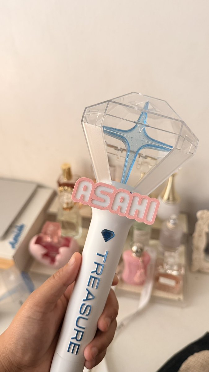NEWW4V's tweet photo. lakas niyo naman sakin, from 50 pcs to 100 pcs?! PLS USE IT WELL HUHU ✨🤍 MENTION NIYO KO SA PICS NIYO INSIDE THE VENUE HUHU 🤞🏻✨🤍 https://t.co/OFMlnWoZyg