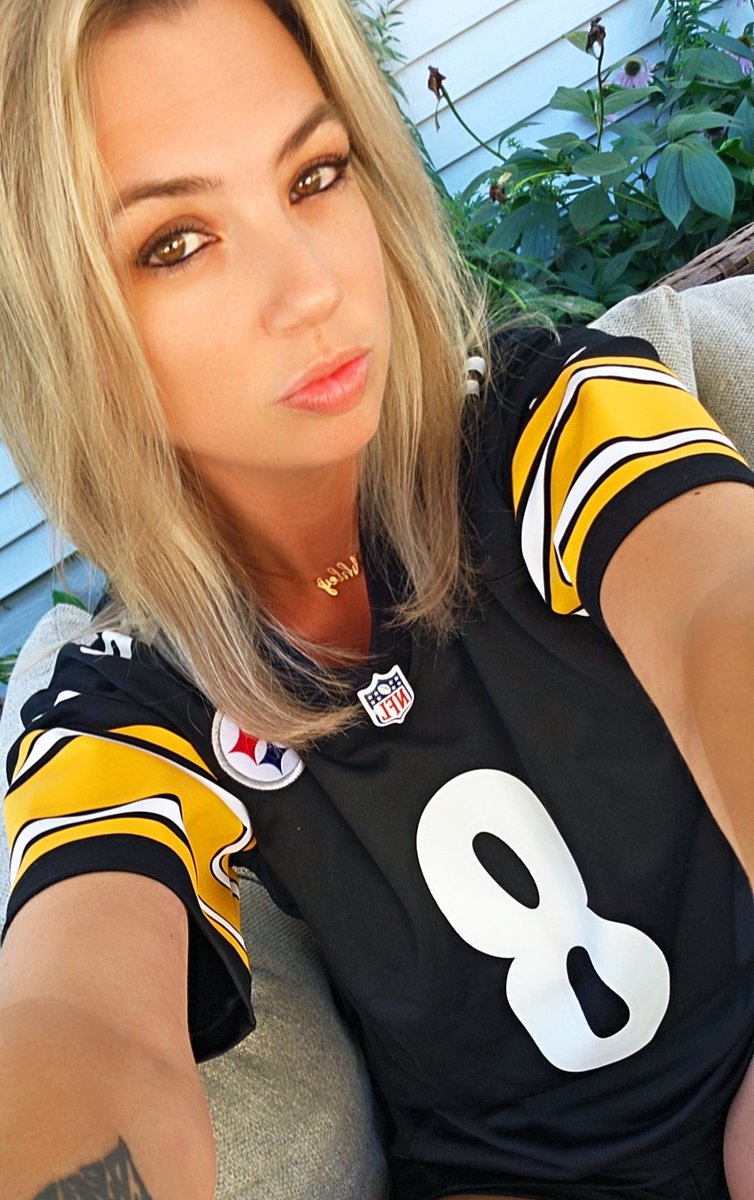 Ashleyy86's tweet image. It's not Thursday but here's a #throwback #selfie #Rodgers 🖤💛