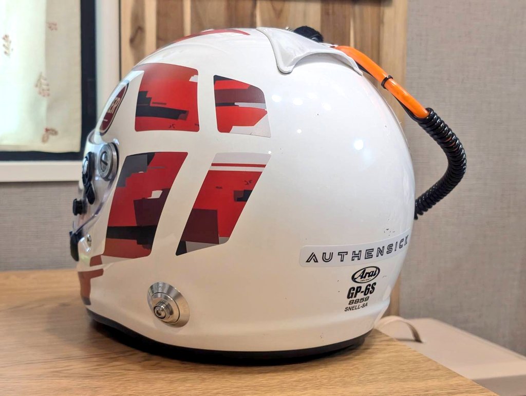 Daisuke_lvlori's tweet image. この匂わせの件…
@AUTHENSICK_ms 様の「ステッカーキット」をご協賛にて施工いただき、無地ヘルメット卒業となりました。
任意のデザインテンプレートからカラーコーディネートを指定して届いたキットを施工するという「塗る」以外の新しい選択肢です。
意外とお手頃価格なので、ぜひお問い合わせを👋