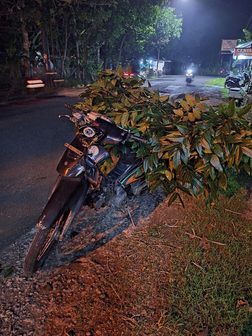 merapi_uncover's tweet image. [Breaking News] 18:21 ijin lapor min, baru saja terjadi laka tunggal di jl sedayu-gesikan. tepatnya utara pasar sungapan karena aspal berlubang dan bergelombang. mohon pihak terkait segera ditindak lanjuti sebelum ada korban lagi min.

tolong akunku disamarkan ya

#Jogja