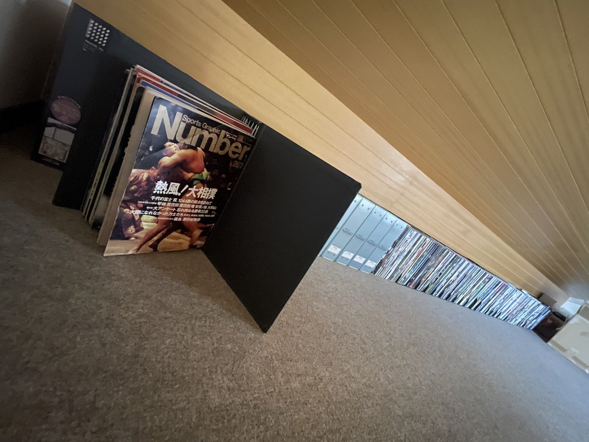 ksuzuki4481's tweet image. 昨日は実家へ。
買い続けてる「Number」
何冊あるんだろ。
以前はF1特集も頻繁にあり、
金子博氏、や、熱田護氏、の写真も当時から見ておりました。
懐かしい☺️
#number 
#F1 
#F1jp