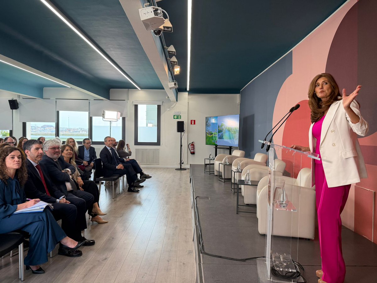 paradores's tweet photo. @raquelsjimenez, presidenta de Paradores, asiste a la presentación del libro “La imagen de España a través de sus carteles turísticos”, de @Turespana_ 

Una obra que pone en valor cómo la creatividad y el patrimonio han sido clave para mostrar al mundo nuestra esencia. https://t.co/SSO42WfyMU