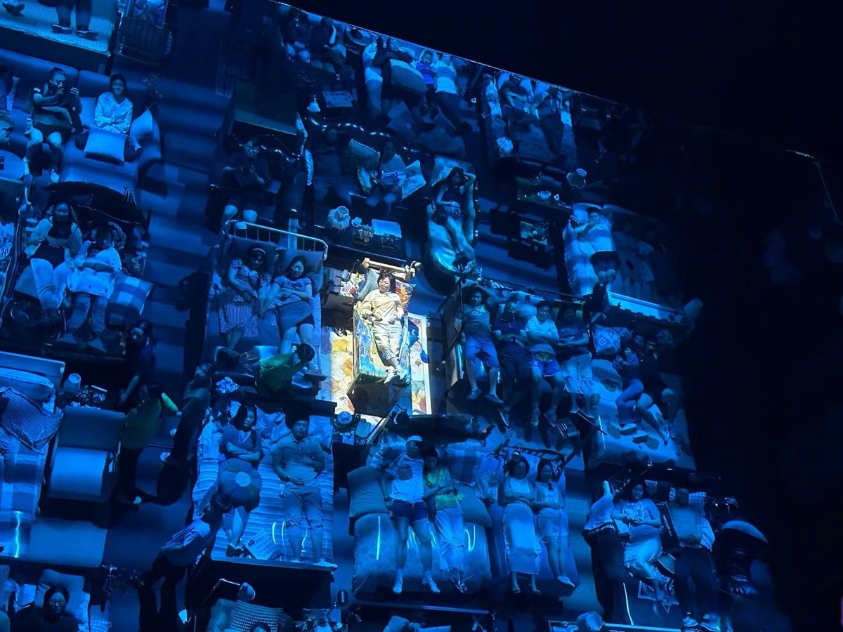 arnold_jefv's tweet photo. 周末剧场开演！《星空漫游》沉浸式话剧今晚7点登场，光影交织的宇宙叙事太绝，前排票最后3张速抢～ https://t.co/QQa0c0yHUx