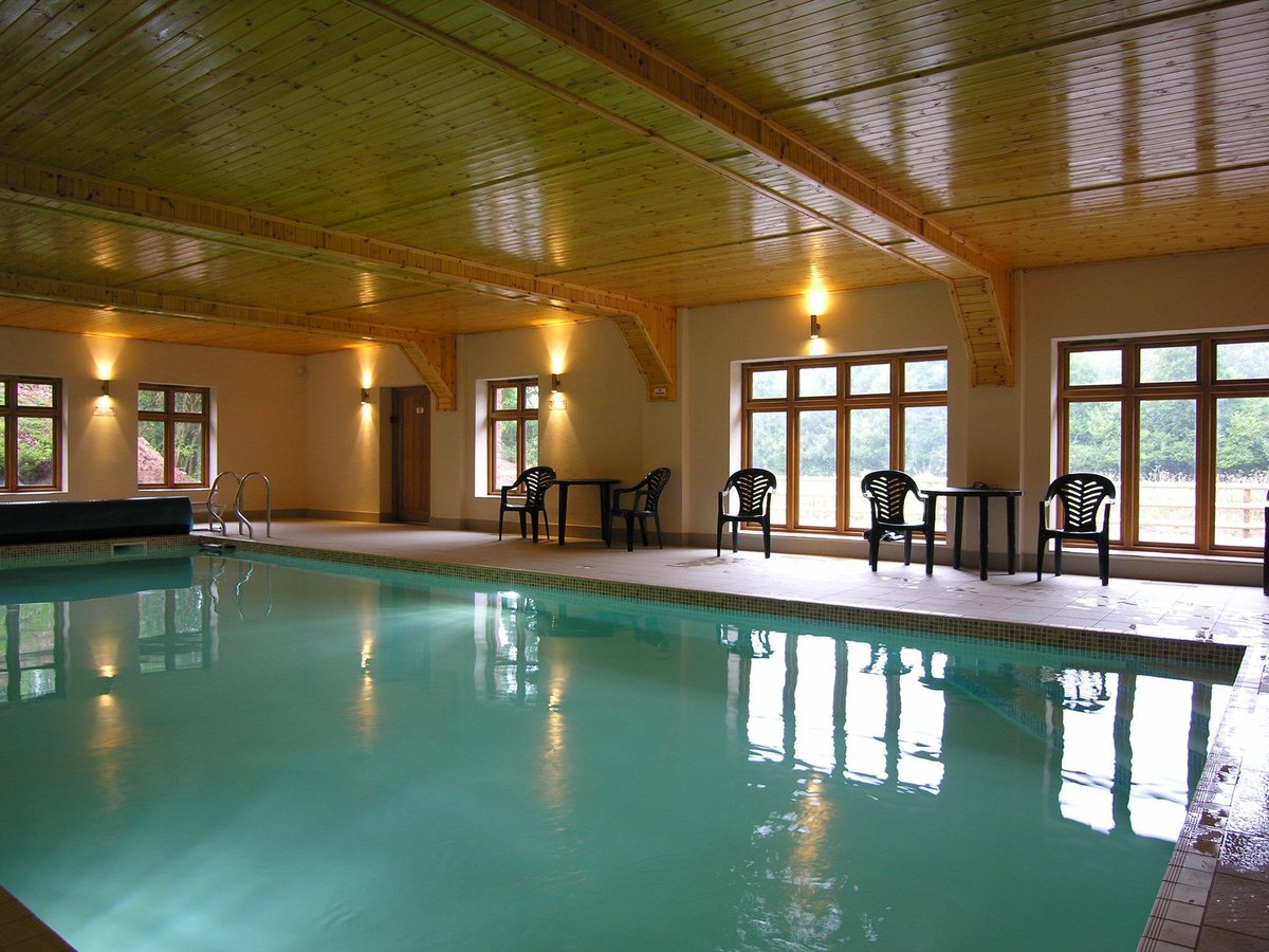 TheHolidayCots's tweet image. There’s never a dull moment at Duddings Country Cottage, with fantastic on-site facilities to keep you entertained throughout your stay. Enjoy a game on the hard tennis court or take a dip in the indoor heated pool. 🏊‍♂️

🛏️ Sleeps 18
theholidaycottages.co.uk/somerset/615

#HolidayFun #Family