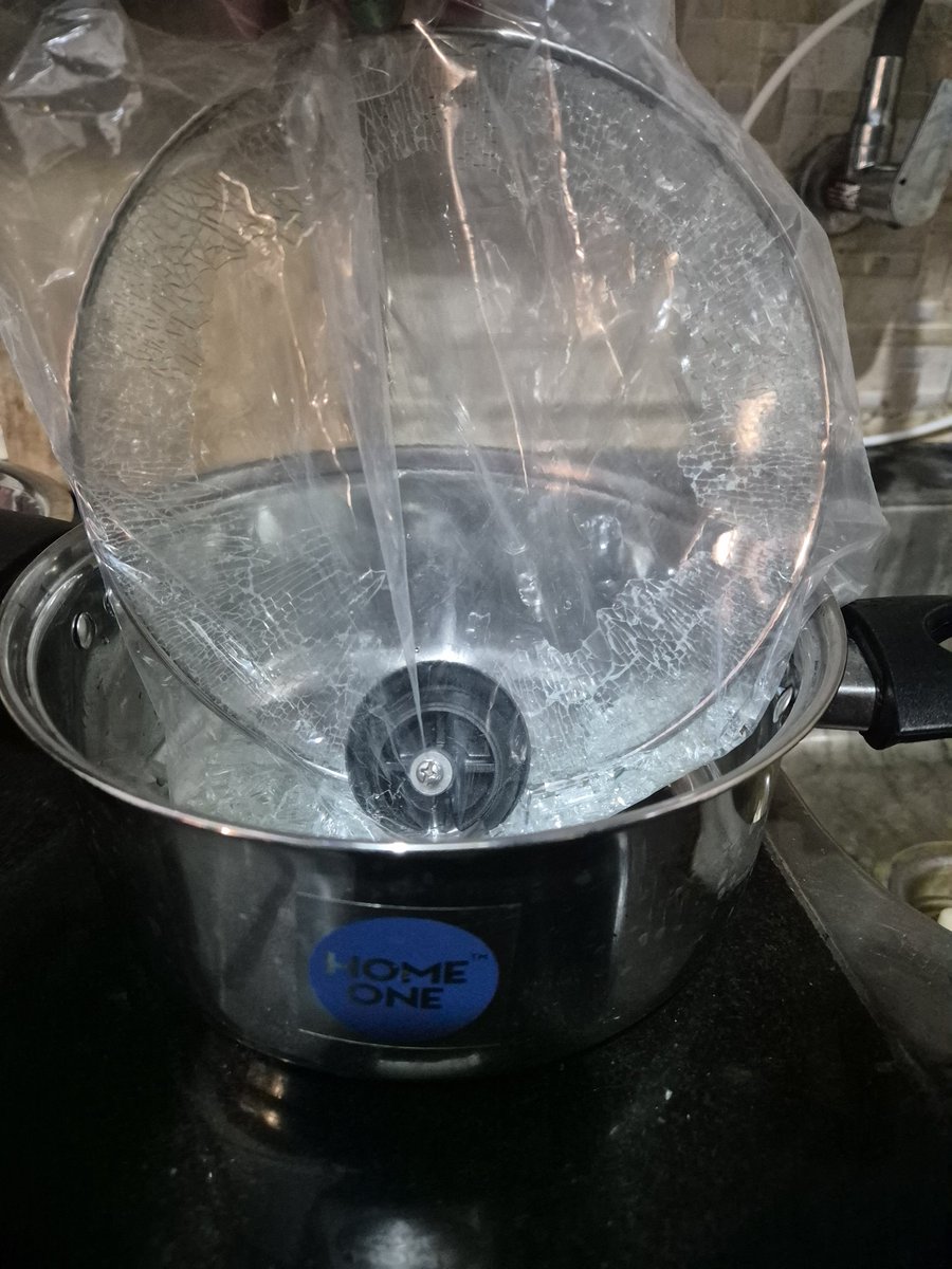 Shitu2109's tweet photo. @JioMart_Support I bought a product on 31st the Home one stainless steel induction base casserole with glass lid order id: JM69CBE80001311F5B37. The item used 1st time and the product glass lid got smashed. I had a 2 old son and it was so dangerous we both would have got hurt. https://t.co/X5Vx0gOtuY