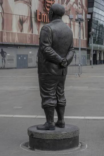 mattspiro's tweet image. At this pivotal time in the season, it was nice to enjoy a reflective walk in Hendon, visiting the old house and grave of the man who masterminded #Arsenal’s first title win in 1931. I’m sure the great Herbert Chapman would be backing Mikel Arteta to clinch no14 💪💪