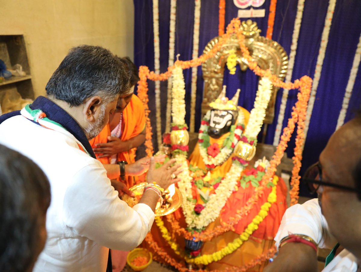 DKShivakumar's tweet image. ಸುಖಿ ಹಾಗೂ ಸಮೃದ್ಧ ಸಮಾಜ ನಿರ್ಮಾಣಕ್ಕಾಗಿ,
ಬಸವಣ್ಣನವರ ಹಾದಿಯಲ್ಲಿ ನಮ್ಮ ಪಯಣ..

ದಾವಣಗೆರೆ ದಕ್ಷಿಣ ಕ್ಷೇತ್ರದ ಕಾಂಗ್ರೆಸ್‌ ಅಭ್ಯರ್ಥಿ ಸಮರ್ಥ್‌ ಶಾಮನೂರು ಪರವಾಗಿ ಇಂದು ಬೃಹತ್‌ ಚುನಾವಣಾ ರ‍್ಯಾಲಿಯನ್ನು ಕಾಯಿಪೇಟೆಯ ಬಸವೇಶ್ವರ ದೇವಸ್ಥಾನದಿಂದ ಬಸವಣ್ಣನ ಪ್ರತಿಮೆಗೆ ಮಾಲಾರ್ಪಣೆ ಮಾಡುವ ಮೂಲಕ ಆರಂಭಿಸಲಾಯಿತು.

#Davanagere | #ByPolls