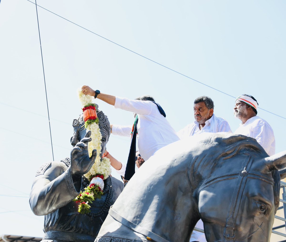 DKShivakumar's tweet image. ಸುಖಿ ಹಾಗೂ ಸಮೃದ್ಧ ಸಮಾಜ ನಿರ್ಮಾಣಕ್ಕಾಗಿ,
ಬಸವಣ್ಣನವರ ಹಾದಿಯಲ್ಲಿ ನಮ್ಮ ಪಯಣ..

ದಾವಣಗೆರೆ ದಕ್ಷಿಣ ಕ್ಷೇತ್ರದ ಕಾಂಗ್ರೆಸ್‌ ಅಭ್ಯರ್ಥಿ ಸಮರ್ಥ್‌ ಶಾಮನೂರು ಪರವಾಗಿ ಇಂದು ಬೃಹತ್‌ ಚುನಾವಣಾ ರ‍್ಯಾಲಿಯನ್ನು ಕಾಯಿಪೇಟೆಯ ಬಸವೇಶ್ವರ ದೇವಸ್ಥಾನದಿಂದ ಬಸವಣ್ಣನ ಪ್ರತಿಮೆಗೆ ಮಾಲಾರ್ಪಣೆ ಮಾಡುವ ಮೂಲಕ ಆರಂಭಿಸಲಾಯಿತು.

#Davanagere | #ByPolls