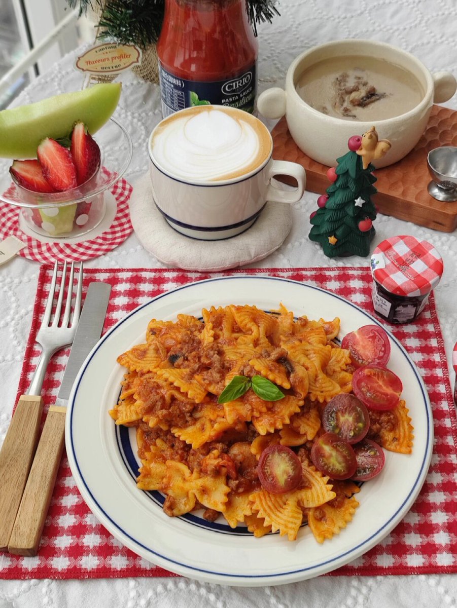 eastwoodrain's tweet photo. 30-min Creamy Tomato Pasta!  Sauté garlic + cherry tomatoes, toss with al dente pasta, a dollop of Greek yogurt (creamy hack!), and sprinkle of basil. Quick, cozy, no fancy ingredients—perfect weeknight win! https://t.co/rDV3yzIXN3