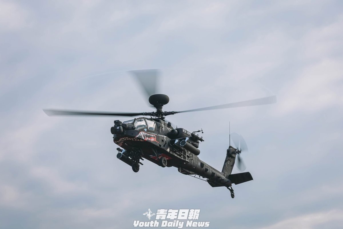 YDN_NEWS's tweet image. 🇹🇼 An AH-64E #ApacheGuardian and a UH-60M #Black Hawk , featuring tiger-inspired and low-visibility markings respectively, touched down yesterday at @FengChia_TW in #Taichung. Large crowds, including military enthusiasts, gathered to catch a glimpse of the aircraft. The display