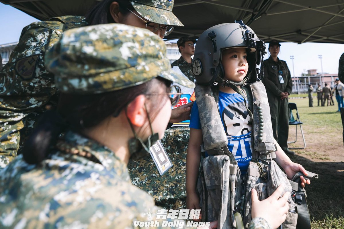 YDN_NEWS's tweet image. 🇹🇼 An AH-64E #ApacheGuardian and a UH-60M #Black Hawk , featuring tiger-inspired and low-visibility markings respectively, touched down yesterday at @FengChia_TW in #Taichung. Large crowds, including military enthusiasts, gathered to catch a glimpse of the aircraft. The display