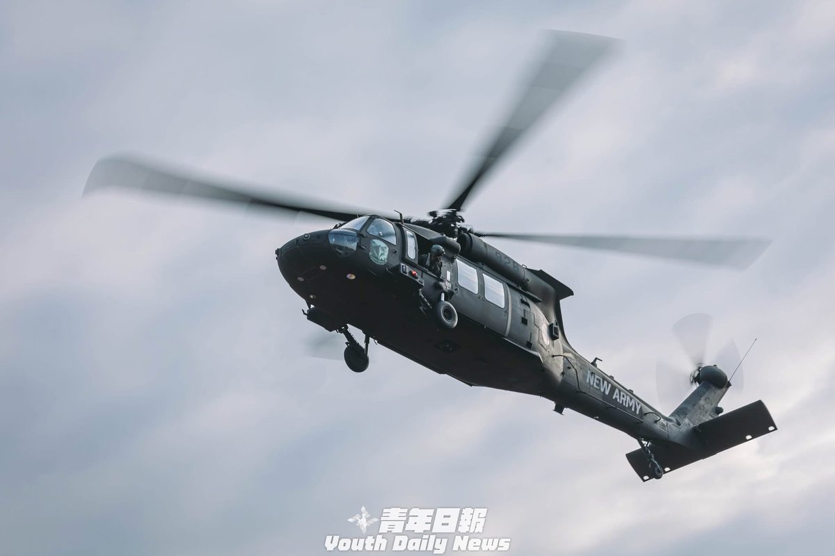YDN_NEWS's tweet image. 🇹🇼 An AH-64E #ApacheGuardian and a UH-60M #Black Hawk , featuring tiger-inspired and low-visibility markings respectively, touched down yesterday at @FengChia_TW in #Taichung. Large crowds, including military enthusiasts, gathered to catch a glimpse of the aircraft. The display