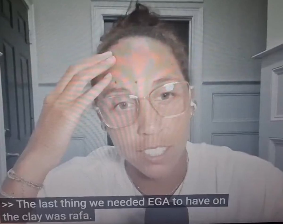 wielkietytuly's tweet photo. „the last thing we needed Iga to have on the clay was Rafa” 😭😭😭 https://t.co/EtW8vsjGJK