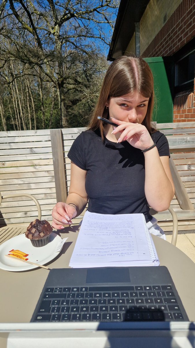 vickiWi43336584's tweet image. Took Liv to @Starbucks to make her revision less painful. It is full of Year 11s and their flashcards. I hate that they have to spend their holidays basically rote learning content but at least they're doing it with good snacks
#year11 #revision #gcse