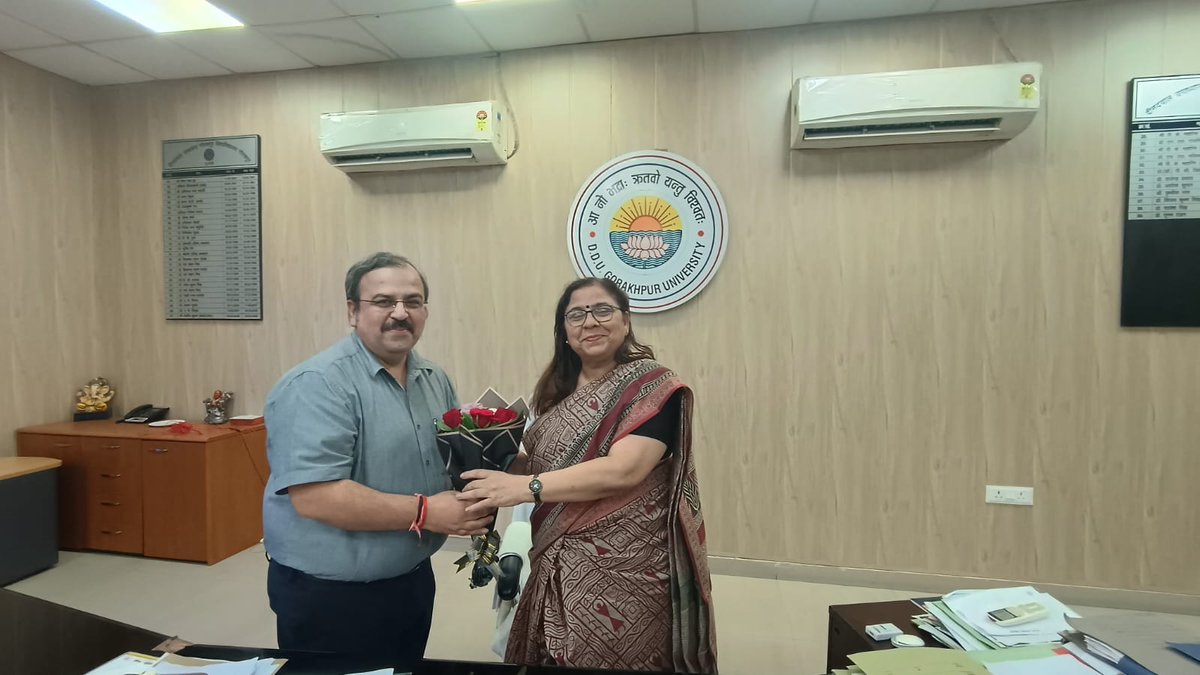डॉ. नितिन कुमार पुरी, कार्यकारी निदेशक, नाइलिट गोरखपुर ने  दीनदयाल उपाध्याय गोरखपुर विश्वविद्यालय की कुलपति, प्रोफेसर श्रीमती पूनम टंडन जी से शिष्टाचार भेंट की।
#NIELIT #DDU