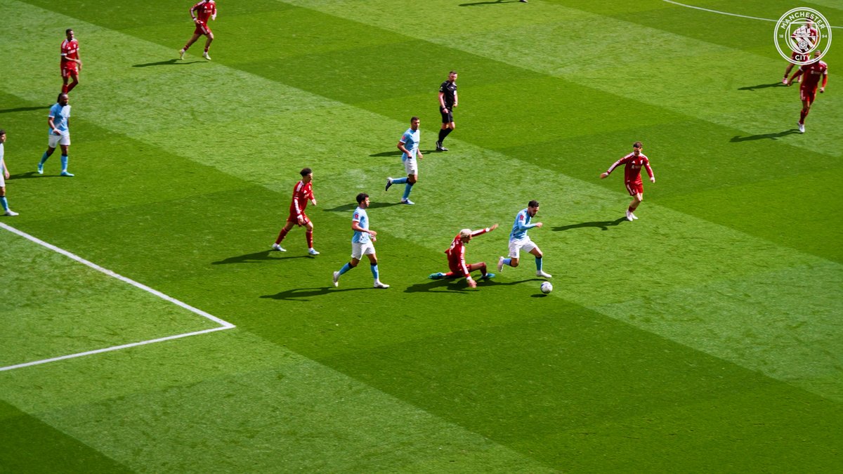 ريان شرقي يستعرض مهاراته بالكرة 