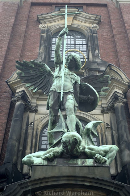 São Miguel Arcanjo, defendei-nos no combate✝️