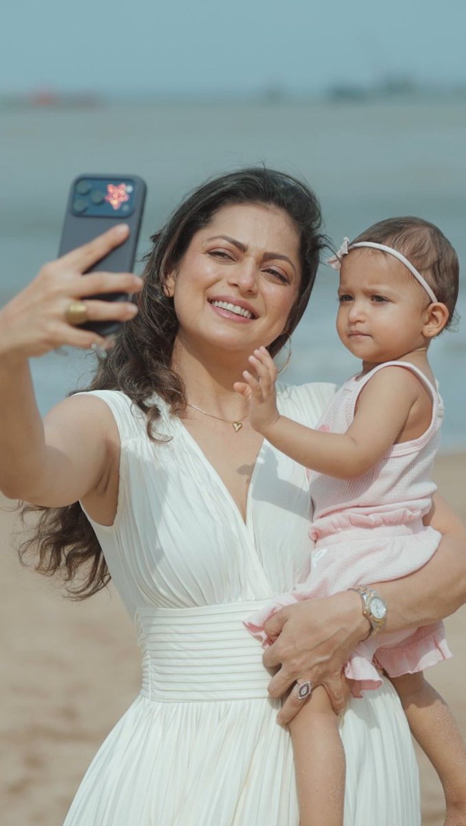 Hello angels 🥹 Btw, I absolutely loved that mother-daughter selfie shot 🥹🫂❤️ #DrashtiDhami
