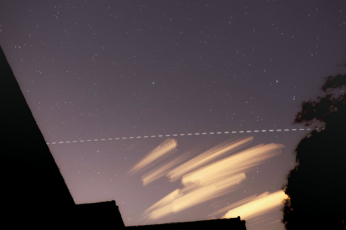 ryukomori's tweet image. 先ほど北の空を通っていったＣＳＳです。
高度が低いので明るさも１等級程度でした。
中央やや左上が北極星です。
#ＣＳＳ