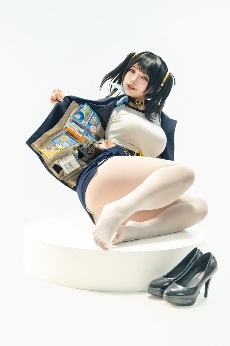 AKA_Shuang's tweet photo. 哎呀～待命的时候，要来做点什麽才好呢～★
#nikke #nikkecosplay https://t.co/9WDR8gCA3Y