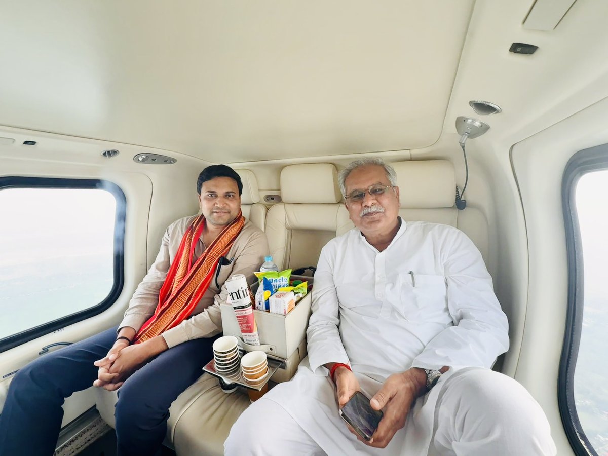 Vinaysheel_INC's tweet photo. #WeStandWithPawanKhera

कांग्रेस मीडिया विभाग के चेयरमैन श्री पवन खेड़ा जी ने बेहद महत्वपूर्ण सवाल उठाए थे. जिनका जवाब असम के मुख्यमंत्री हिमंता बिस्वा सरमा को देना है.

1. क्या हिमंता बिस्वा सरमा के परिवार ने दुबई में कोई प्रोपर्टी ख़रीदी है या नहीं?
2. क्या हिमंता बिस्वा सरमा के परिवार की कंपनी अमेरिका में रजिस्टर्ड है या नहीं?
3. इन दोनों के KYC के लिए कौन-कौन से दस्तावेज दिए हैं?
4. इन संपत्तियों का ज़िक्र आपके चुनावी शपथ पत्र में क्यों नहीं है?

इन सवालों के जवाब देने के बजाय, पवन खेड़ा जी के दिल्ली आवास पर असम और दिल्ली की पुलिस भेजना बताता है कि भाजपा डरी हुई है, बौखलाई हुई है.

असल में पूछताछ तो हिमंता और उसके परिवार से होनी चाहिए. लेकिन भ्रष्ट भाजपा तानाशाही का नंगानाच करके भ्रष्टाचार को ढँकना चाहती है.

हम सब पवन खेड़ा जी के साथ हैं @bhupeshbaghel